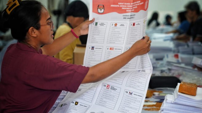 Pelipatan Surat Suara di KPU Jakarta Utara